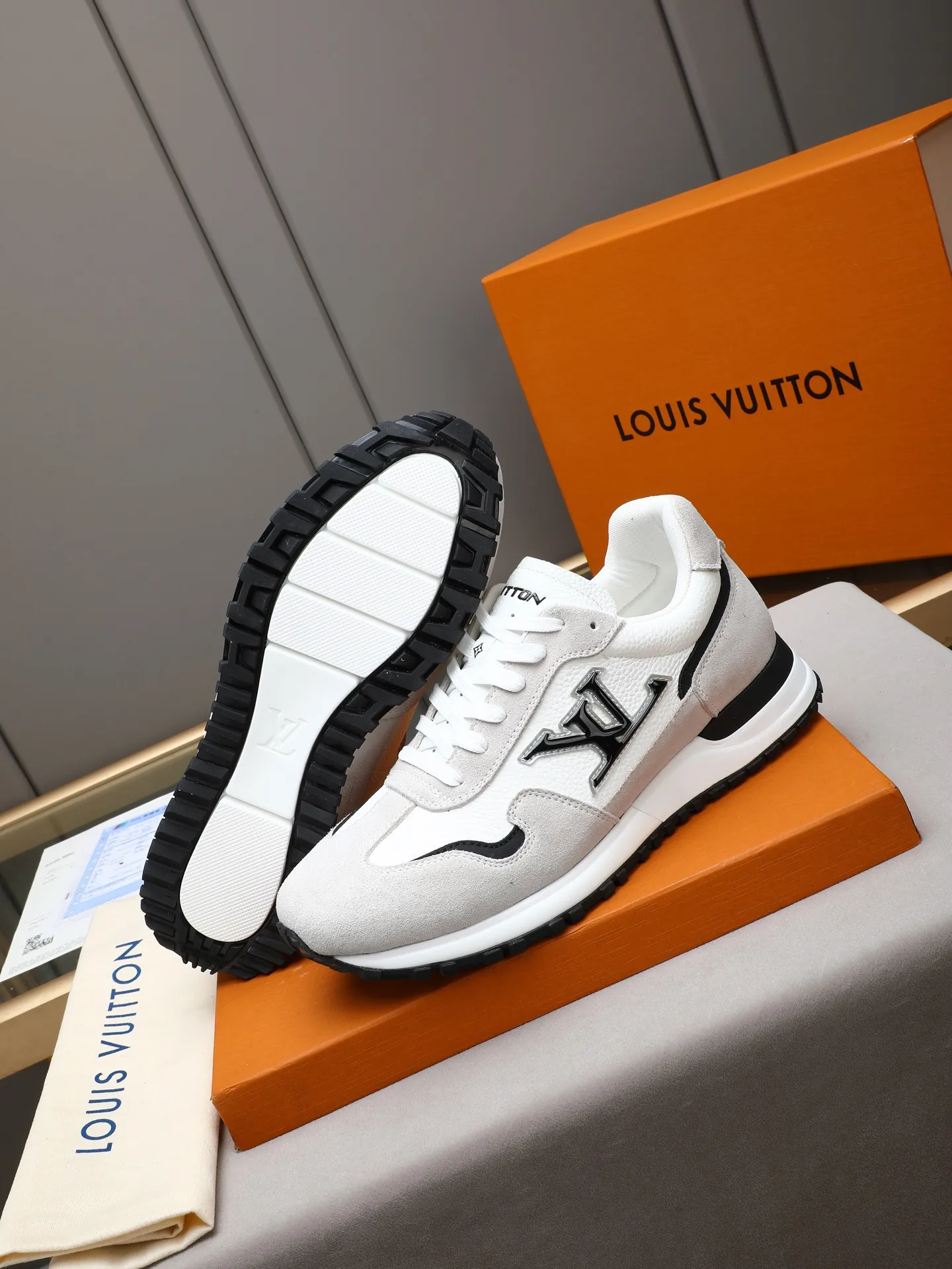 PP600 Louis Vuitton LV Run Men's Sports Shoes LV Run men's sports shoes are made of cowhide leather, low-key and luxurious. The tongue and heel are embellished with classic logos, giving it a full sense of hierarchy. The rubber sole has strong grip and wear resistance, suitable for daily wear or light sports scenes, and has a full sense of quality🎬size: 39-44 (customized at 38.45.46)